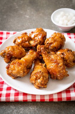 Kore usulü soslu kızarmış tavuk.