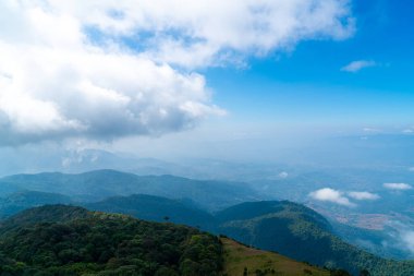 Tayland, Chiang Mai 'deki Kew Mae Pan Doğa Yolu' nda bulutlu ve mavi gökyüzü olan güzel bir dağ tabakası.