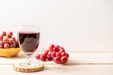 Ahşap zemin üzerinde taze üzüm suyu