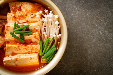 Tofu ve yumurtalı Kimchi Çorbası veya Kore Kimchi Güveci - Kore Yemekleri Geleneksel Tarzı