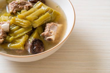 Acı kabak ve domuz pirzolası çorbası. Asya usulü.