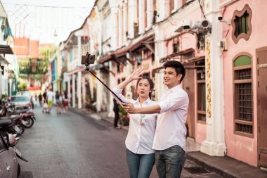 Mutlu genç Asyalı çift Phuket City, Tayland 'da eğleniyor.