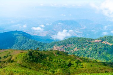 Tayland, Chiang Mai 'deki Kew Mae Pan Doğa Yolu' nda bulutlu ve mavi gökyüzü olan güzel bir dağ tabakası.