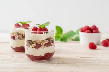 Tahıllı taze ahududu ve yoğurt.