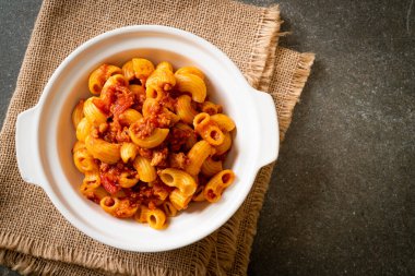 Domates soslu makarna ve kıymalı domuz eti, Amerikan usulü pirzola, Amerikan usulü gulaş.