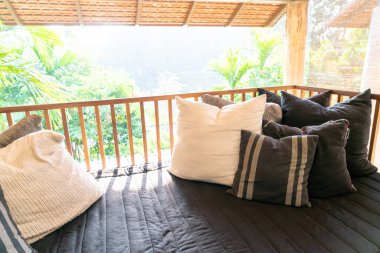 Yastık süslemesi balkondaki kanepede.