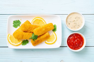 Kızarmış balık çubuğu ya da soslu patates kızartması.