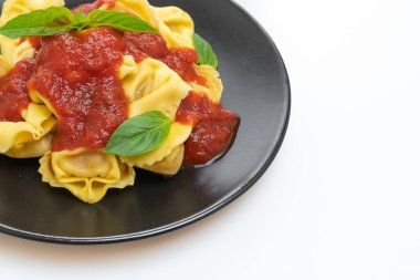 Beyaz arka planda izole edilmiş domates soslu İtalyan tortellini makarna.