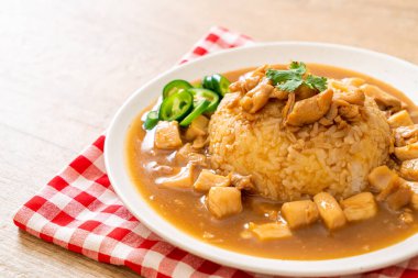 Kahverengi soslu tavuk mu yoksa pirinç soslu sos mu? Asya tarzı.