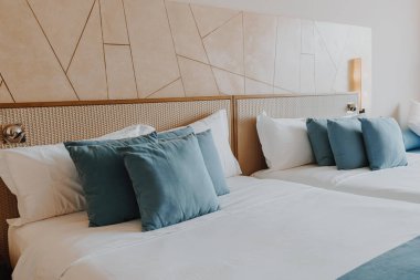 Yatak odasının içinde güzel ve rahat bir yastık dekorasyonu.