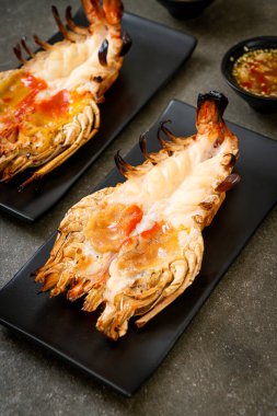 Izgara Taze Dev Nehir Karidesi Baharatlı Deniz Ürünleri Soslu