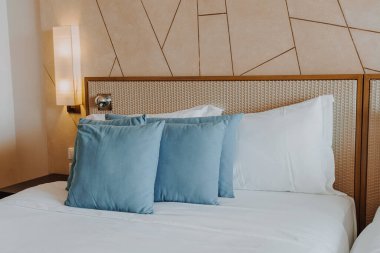 Yatak odasının içinde güzel ve rahat bir yastık dekorasyonu.