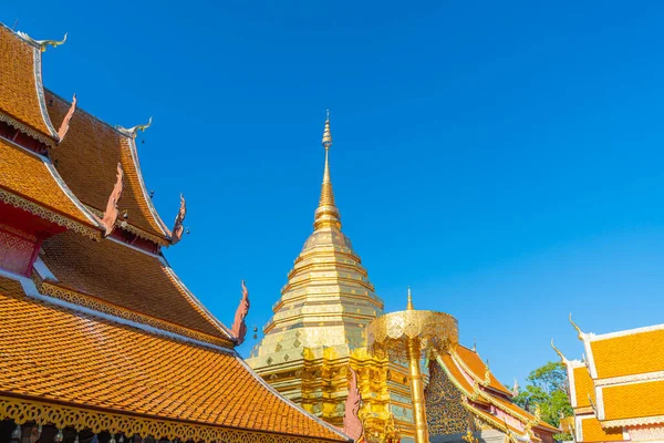 泰国清迈Wat Phra Doi Suthep庙宇的美丽的金山 — 图库照片