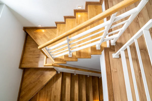家里漂亮的木梯台阶 — 图库照片
