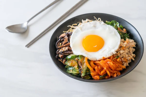 Bibimbap Salad Pedas Korea Dengan Nasi Dan Telur Goreng Gaya — Stok Foto