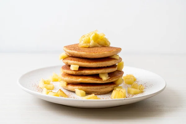 Apfelpfannkuchen Oder Apfelcreme Mit Zimtpulver — Stockfoto