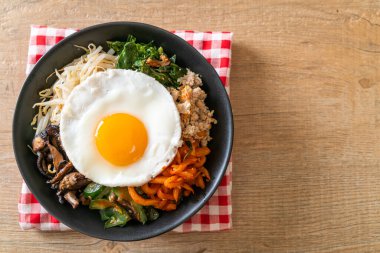 Bibimbap, Kore baharatlı salata pilav ve sahanda yumurta. Geleneksel Kore yemeği tarzı.