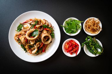 Ahtapot ya da ahtapot ve otla karıştırılmış kutsal fesleğen. Asya usulü.