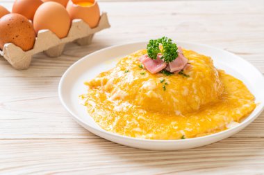 Pirinçli kremalı omlet veya jambonlu pilav ve yumuşak omlet.
