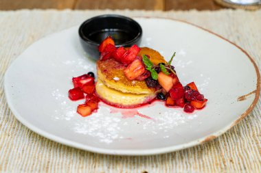 Taze çilek ve akçaağaç soslu gözleme.