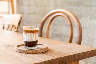 Kahve dükkanında duble kirli kahve fincanı (sütlü ve çikolatalı espresso)