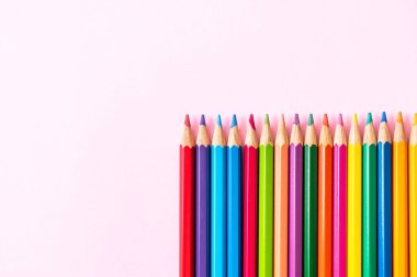 Fotokopi alanı olan pembe arkaplan üzerindeki renk kalemi