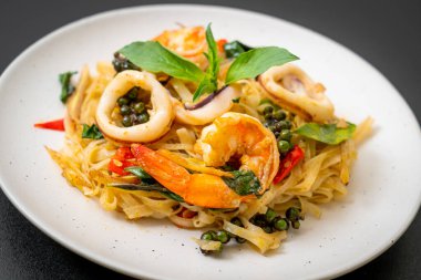 Baharatlı erişteyi deniz yemeğiyle karıştır (Pad Cha Talay) - Tayland yemeği tarzı