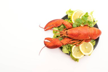 Beyaz arka planda taze haşlanmış sebze ve limonlu ıstakoz.