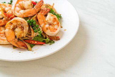 Karides ve otla karıştırılmış kutsal fesleğen. Asya usulü.