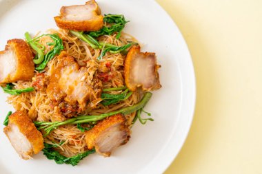 Kızarmış pirinç vermicelli ve kıtır kıtır domuz göbekli su mimozası. Asya usulü.