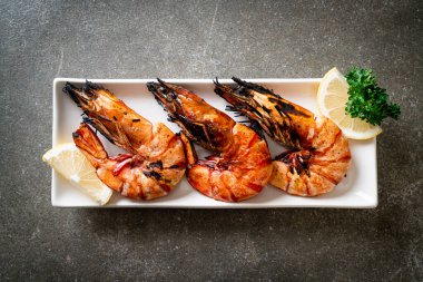 Izgara kaplan karidesi ya da limonlu karides.