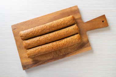 Kızarmış Çin balık köftesi ya da tahta üzerinde balık köftesi.