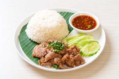 Asya usulü baharatlı soslu ızgara domuz sarımsağı.