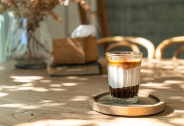 Kahve dükkanında duble kirli kahve fincanı (sütlü ve çikolatalı espresso)