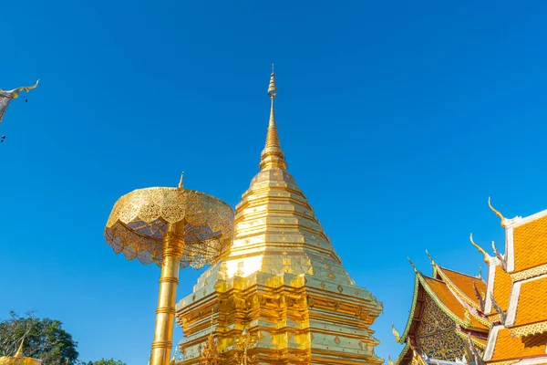 泰国清迈Wat Phra Doi Suthep庙宇的美丽的金山 — 图库照片