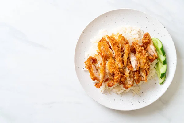 Nasi Ayam Hainan Dengan Ayam Goreng Atau Nasi Dikukus Sup — Stok Foto