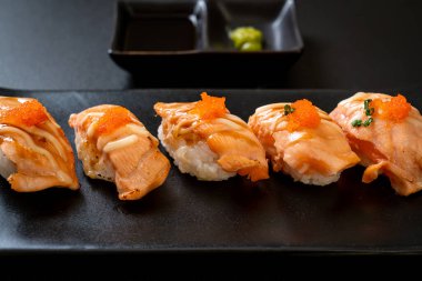 Japon usulü ızgara somon suşisi.