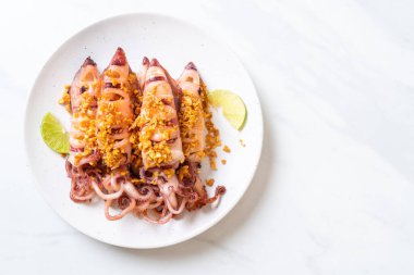 Sarımsaklı kızarmış kalamar - deniz ürünleri tarzı.