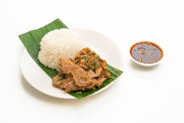 Izgara domuz etli pilav ve beyaz arka planda izole edilmiş bitki.