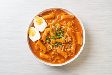 Kore hazır şehriyesi ve Kore baharatlı soslu Tteokbokki, Rabokki - Kore yemeği tarzı.