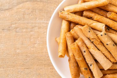 Çıtır hindistan cevizli rulo ekmek. Tayland 'da geleneksel bir tatlı.