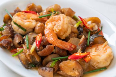 Karidesli haşlanmış deniz hıyarı Asya usulü.