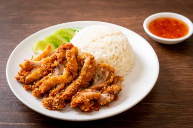 Kızarmış tavuklu Çin tavuğu pilavı ya da kızarmış tavuklu pilav çorbası. Asya usulü.