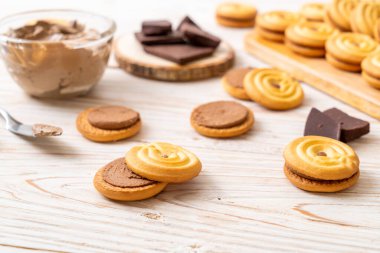 Çikolata kremalı sandviç kurabiyeleri.