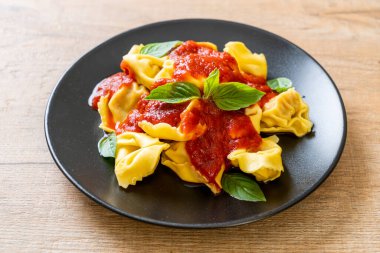 Domates soslu İtalyan tortellini makarnası - İtalyan yemeği tarzı.
