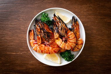 Izgara kaplan karidesi ya da limonlu karides.