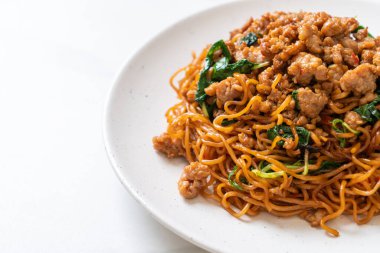 Tayland fesleğeni ve kıymalı kızarmış erişte Asya usulü.