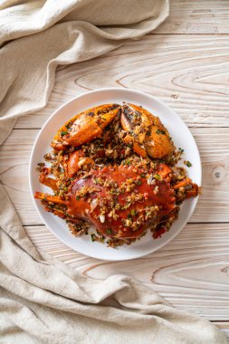 Baharatlı Tuz ve Biberli Kızarmış Yengeç - Deniz ürünleri tarzı