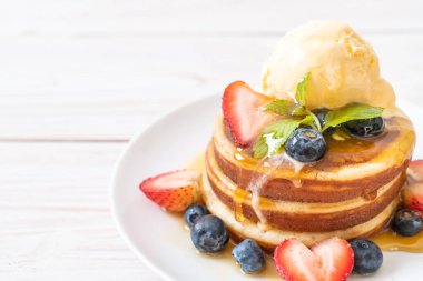 Yabanmersinli gözleme, çilek, bal ve vanilyalı dondurma.