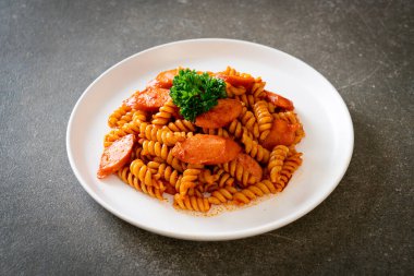 domates soslu ve sosisli spiral ya da spiralli makarna İtalyan yemek stili.